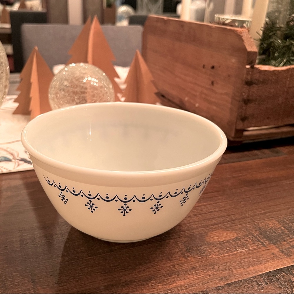 Vintage Pyrex 402 Snowflake Garland Mixing Bowl